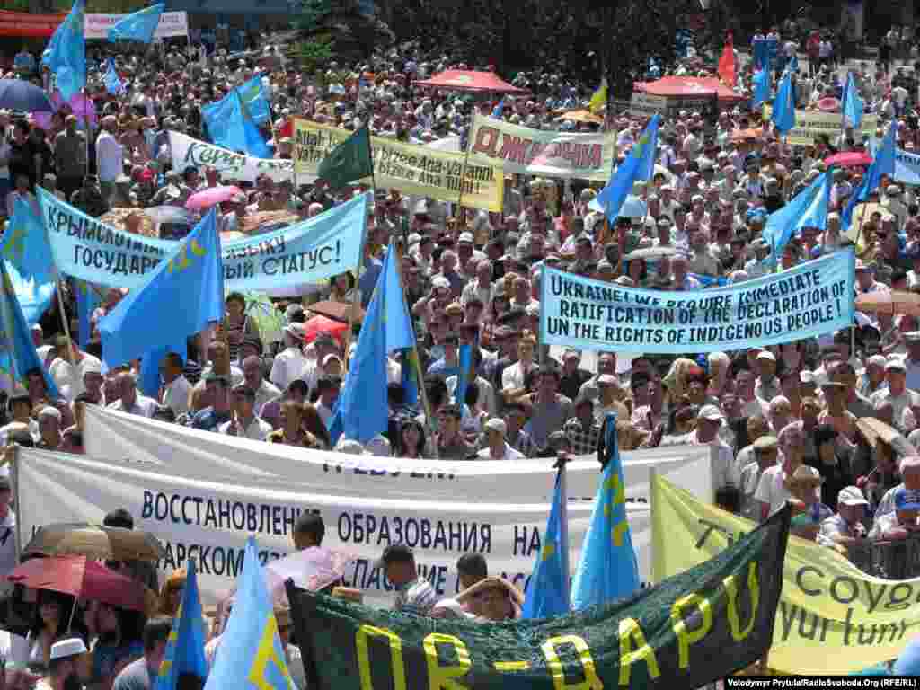 Мітинг у День пам&#39;яті жертв депортації кримськотатарського народу з Криму на центральній площі Сімферополя, 2012 рік