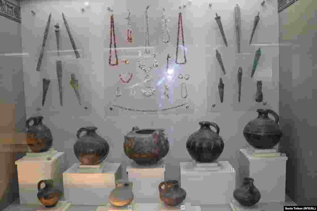 Әзербайжанда археологиялық қазба жұмыстары кезінде табылған көне дәуір мұралары Бакудегі ұлттық ғылым академиясының мұражайына қойылған. 2 шілде 2018 жыл.