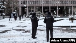 Офицеры турецкой полиции перед зданием суда (иллюстративное фото)