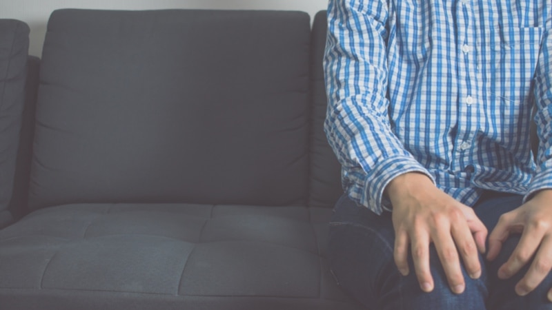 Lebapda polisiýa bile oturan erkekleri gomoseksuallykda aýyplap, soraga çekýär