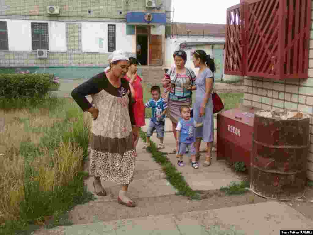 Родственники заключенных стоят во дворе тюрьмы. Уральск, 31 мая 2013 года.