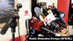Микрофони поставени на прес конференција.