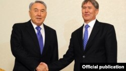 Президенты Казахстана Нурсултан Назарбаев и Кыргызстана - Алмазбек Атамбаев.