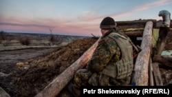 Ілюстраційне фото. Український військовослужбовець біля села Зайцеве, лютий 2016 року