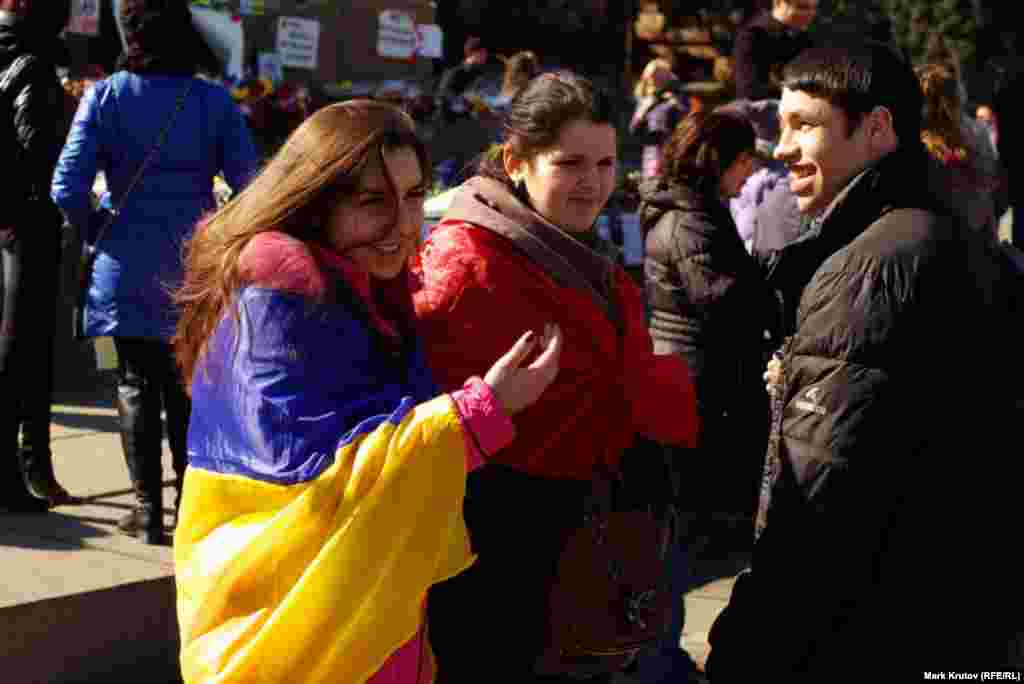 На площади Героев Майдана и около памятника Тарасу Шевченко (9 марта по всей Украине отмечали 200-летие со дня его рождения) в это же время собралось около 5 тысяч человек, выступающих за единство Украины