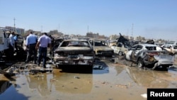 Қауіпсіздік күштері бомба жарылысы болған жерді тексеріп жүр. Бағдад, 13 қазан 2013 жыл.