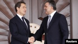 Turkey -- President Abdullah Gul (R) greets his French counterpart Nicolas Sarkozy in Ankara, 25Feb2011