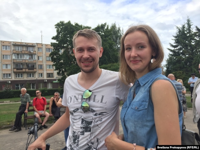 Григорий и Алина на митинге в Пскове