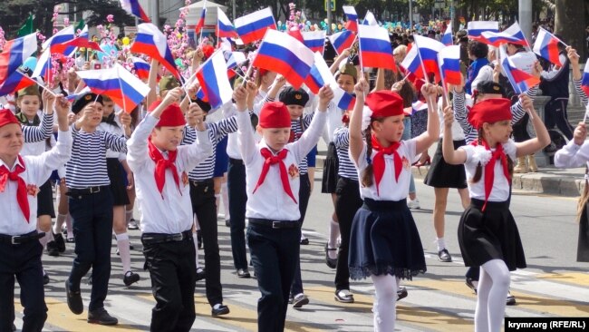 Севастопольские школьники на параде, май 2019 года