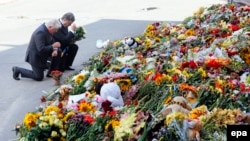 Ukrainian President Petro Poroshenko (right) and Dutch Ambassador to Ukraine Kees Klompenhouwer lay flowers at the Dutch Embassy in Kyiv on July 21 in commemoration of the 298 victims of the Malaysia Airlines Flight 17 crash.