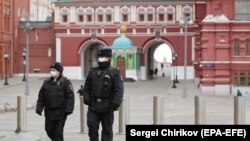 Полицейские патрулируют Красную площадь. Москва, 30 марта 2020 года