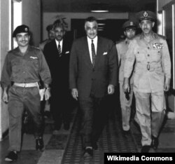Husein, regele Iordaniei, președintele egiptean Abdel Gamal Nasser și Abdel Hakim Amer, șeful Marelui Stat Major egiptean în ajunul semnării pactului militar la Cairo