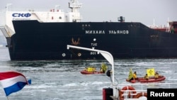 Члены «Гринпис» проплывают мимо российского нефтяного танкера «Михаил Ульянов» в гавани Роттердама. 2014 год
