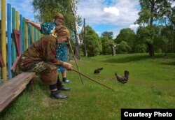 Ганна і Марыя Хомчанкі. Вёска Будзішча. Чачэрскі раён, 2016