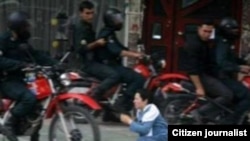 نیروهای امنیتی ایران در حال بازداشت یکی از شهروندان