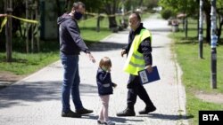 От понеделник в определени часове в парковете в София са разрешени разходките на семейства с деца и на стопани на кучета с техните любимци