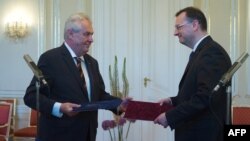 Мілош Земан (л) приймає відставку Петра Нечаса (п) і його уряду, Прага, 17 червня 2013 року