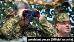 Президент України Петро Порошенко під час вогневих випробувань українського ракетного комплексу «Вільха». Військовий полігон на Херсонщині, 25 квітня 2018 року