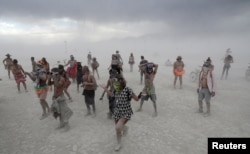 Участники Burning Man в пустыне