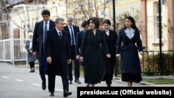 Шавкат Мирзиёев с супругой, дочерьми и зятьями идёт на выборы. Саида Мирзиёева — крайняя справа, Отабек Умаров — крайний слева