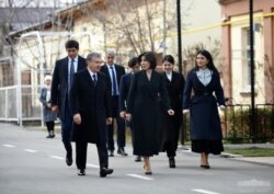 Президент Шавкат Мирзияев вместе с семьей идет на выборы.