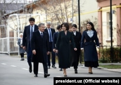 Шавкат Мирзиёев с супругой, дочерьми и зятьями идет на выборы. Саида Мирзиёева — крайняя справа