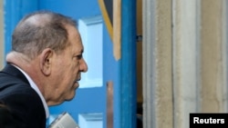 Голливудский продюсер Харви Вайнштейн прибывает в полицию Нью-Йорка. 25 мая 2018 года.