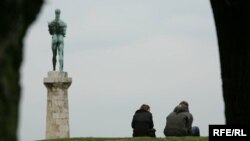 Par sedi nedaleko od statue beogradskog "Pobednika" na Kalemegdanu
