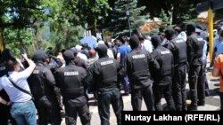 Полицейские на улице, где намечалась протестная акция. Алматы, 6 июня 2020 года. 