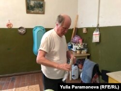 Евгений Козлов на кухне коммуналки