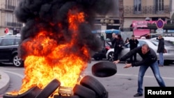 Французькі таксисти палять шини проти Uber 