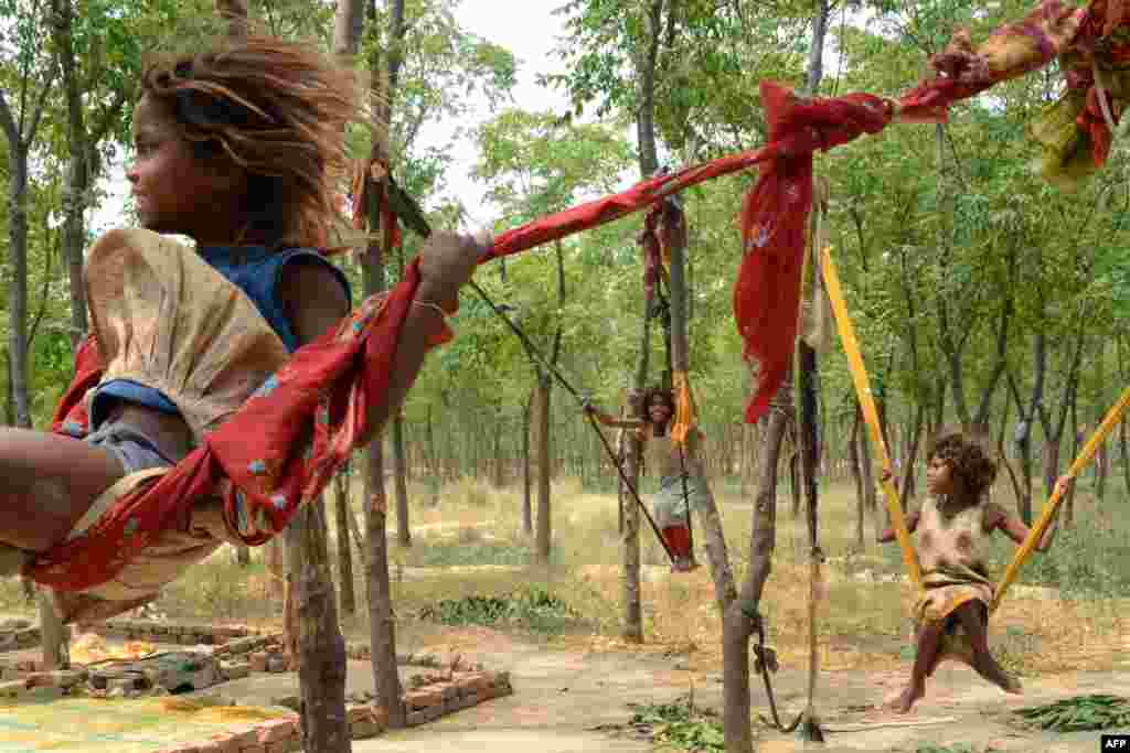 Children of Indian laborers play on makeshift swings in Amritsar. (AFP/Narinder Nanu)