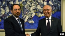 Afghan Foreign Minister, Salahuddin Rabbani (L), shakes hands with Sartaj Aziz, foreign affairs adviser to Pakistani Prime Minister Nawaz Sharif in August. 