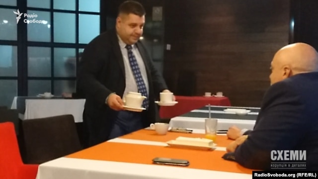 Грановський бере чайничок в руки і пересідає за стіл до Рувіна