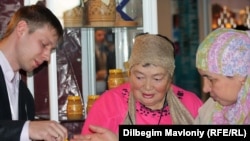 Женщины покупают халал-мед на выставке". Алматы, 2 ноября 2010 года.