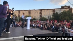 Алексей Навальный выступает в Екатеринбурге перед горожанами, 16 сентября 2017