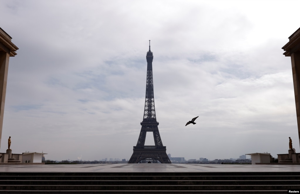 Париждегі Эйфель мұнарасы. 17 наурыздан бастап Францияда адамдардың көшеге себепсіз шығуына тыйым салынған. 25 наурыздағы дерек бойынша, бұл елде 22 мыңнан астам адам вирус жұқтырған.&nbsp; &nbsp;
