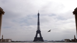 Prazan Tocadero trg pored Eiffelovog tornja, Paris, 24 mart 2020.