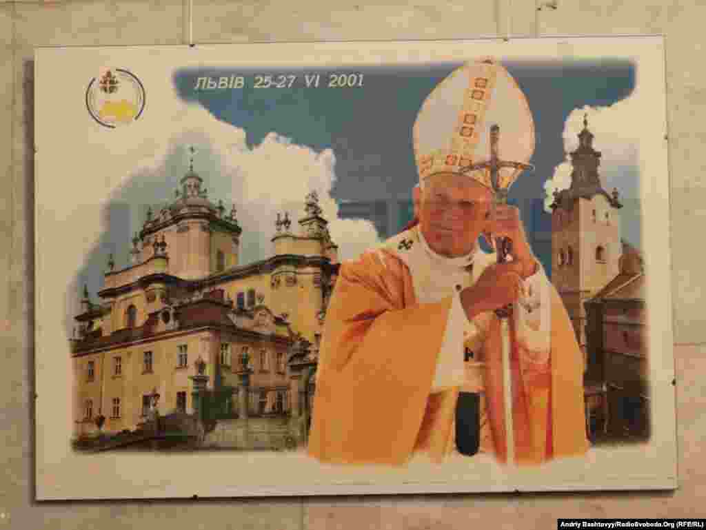 Святкування 10-річчя візиту Блаженного Папи Івана Павла ІІ до України розпочалося виставкою в Українському домі. Експозиція триватиме до 24 червня.