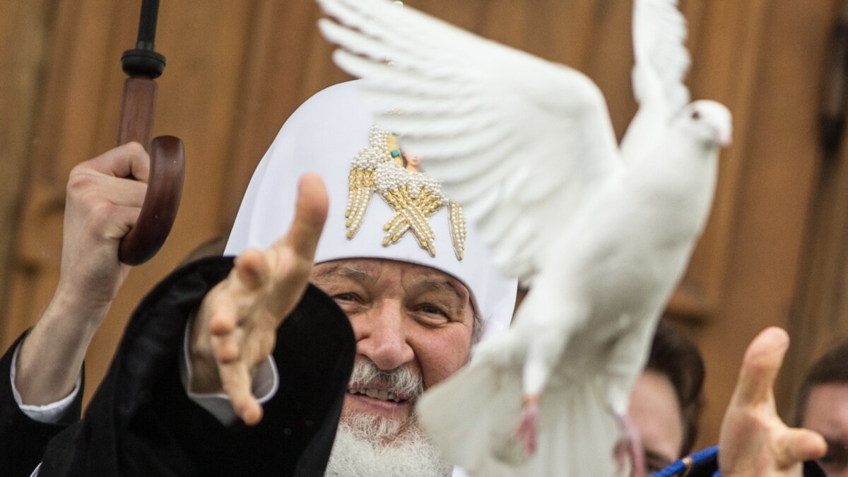 Благословению патриарха. Патриарх Кирилл выпускает белых голубей. Священник выпускает голубя. Патриарх удачи желает. Голубка Кирилла.