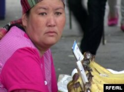 Женщина-продавец на Зеленом базаре. Алматы, 24 мая 2010 года.