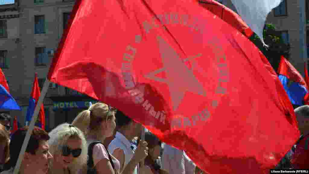 Iar roșul comunist i se opune la mitingul convocat de comuniști.