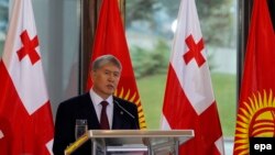 Алмазбек Атамбаев Тбилисидеги жыйында. 13-октябрь, 2016-жыл. 