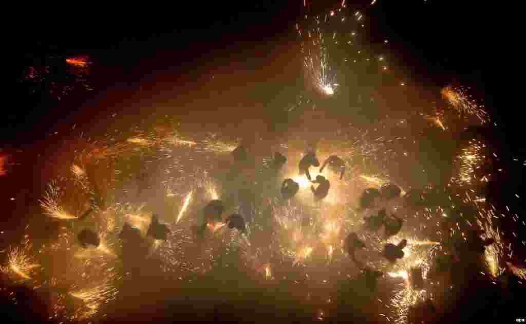 آتش بازی با ۷۰۰۰۰ فشفشه در فستیوال سنتی کردا فیستاس در شهر والنسیای اسپانیا