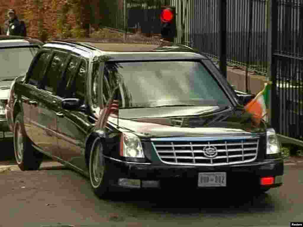 Irska - Predsjednik Barack Obama stigao je u američko veleposlanstvo u Dublinu svojim predsjedničkim Cadillacom, poznatim pod nazivom ¨Zvijer¨, 23.05.2011. Foto: Reuters