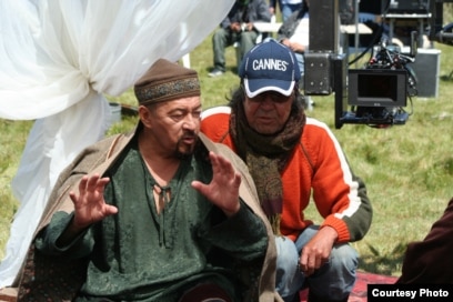 Жігіттердің әтештерін жұлып алған қыздарды қараңыз