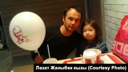 Мелис Асанов с дочерью, ставшие жертвами нападения скинхедов