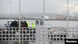 Співробітники екстрених служб в аеропорту Ростова-на-Дону, 19 березня 2016 року