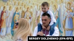 Під час Мегамаршу вишиванок біля Михайлівського Золотоверхого собору. Київ, 19 травня 2018 року 
