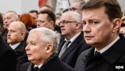 Мариуш Блащак (крайний справа) и Ярослав Качиньский (в центре) – лидер партии "Право и справедливость" во время богослужения